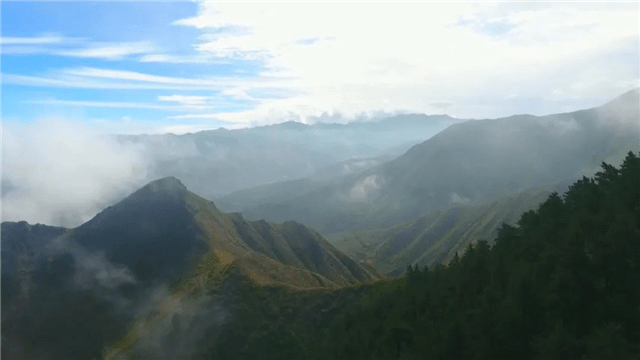 地处白银市靖远县北部的哈思山绿洲,群峰叠嶂,绿意盎然,只需驻足片刻