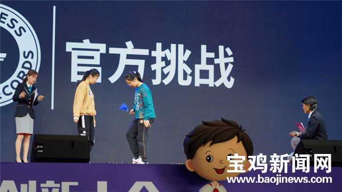 实验小学的张澜馨和翟上文悦两名同学挑战大会上"爱挑战"嘉年华暨吉