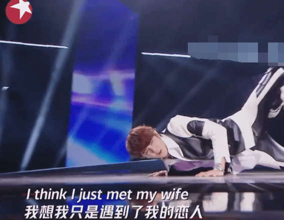 39岁的汪东城仰身躺在地板上 然后慢慢动用腰部的力量 将身体下半身抬