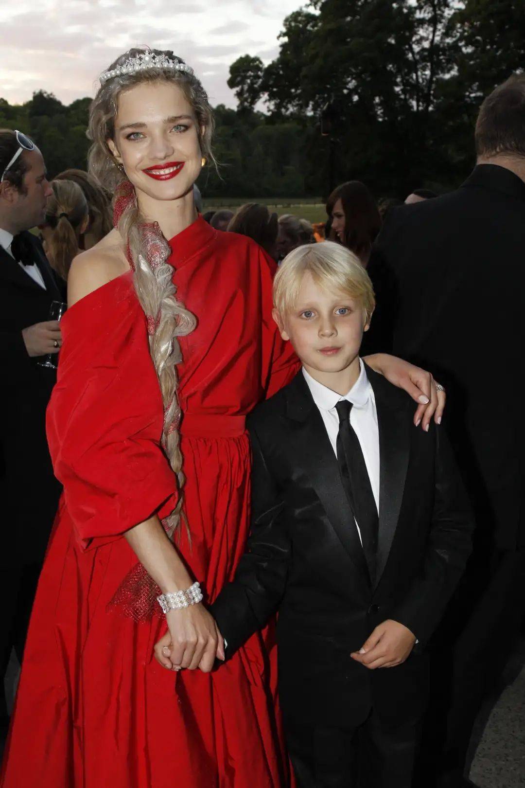 平常只是在ins晒晒自己最新款奢侈包的水果娜,也出山和儿子一起拍起了