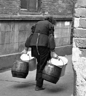 男人倒也不像拎马桶那么尴尬倒起来方便都用痰盂比较多二三个人,或