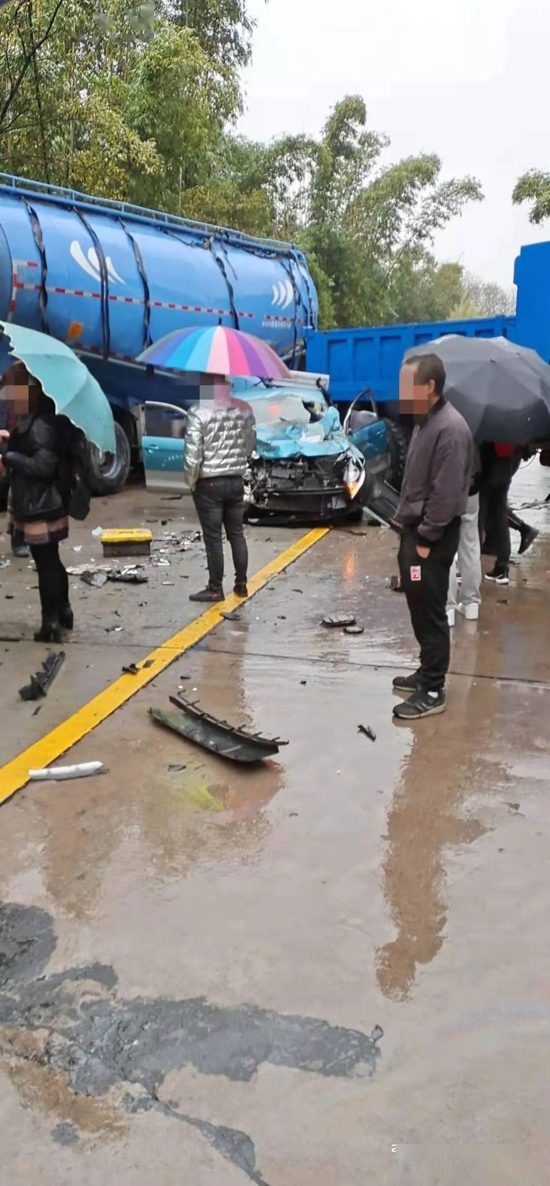 雨天慢行永安往三明方向发生一起车祸一辆的士车头撞得面目全非