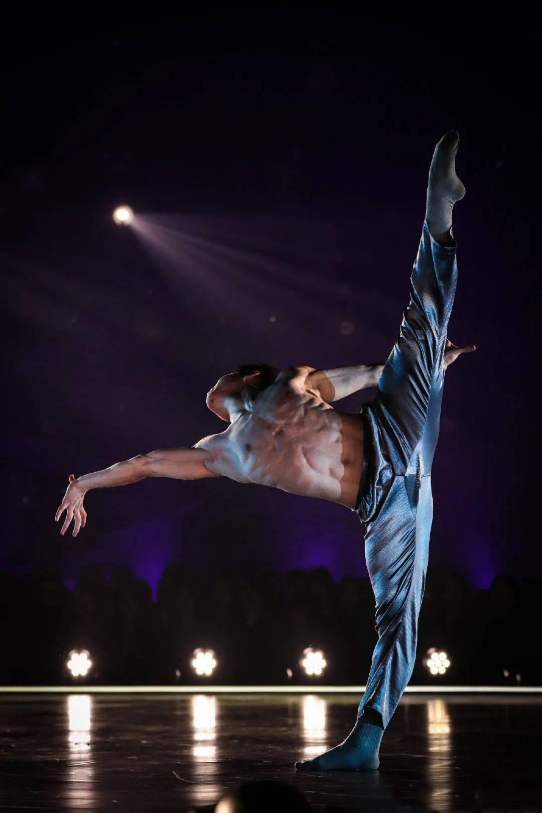 纽约城市芭蕾舞团(nycb)独舞演员曾任休斯敦芭蕾舞团96席舞者76