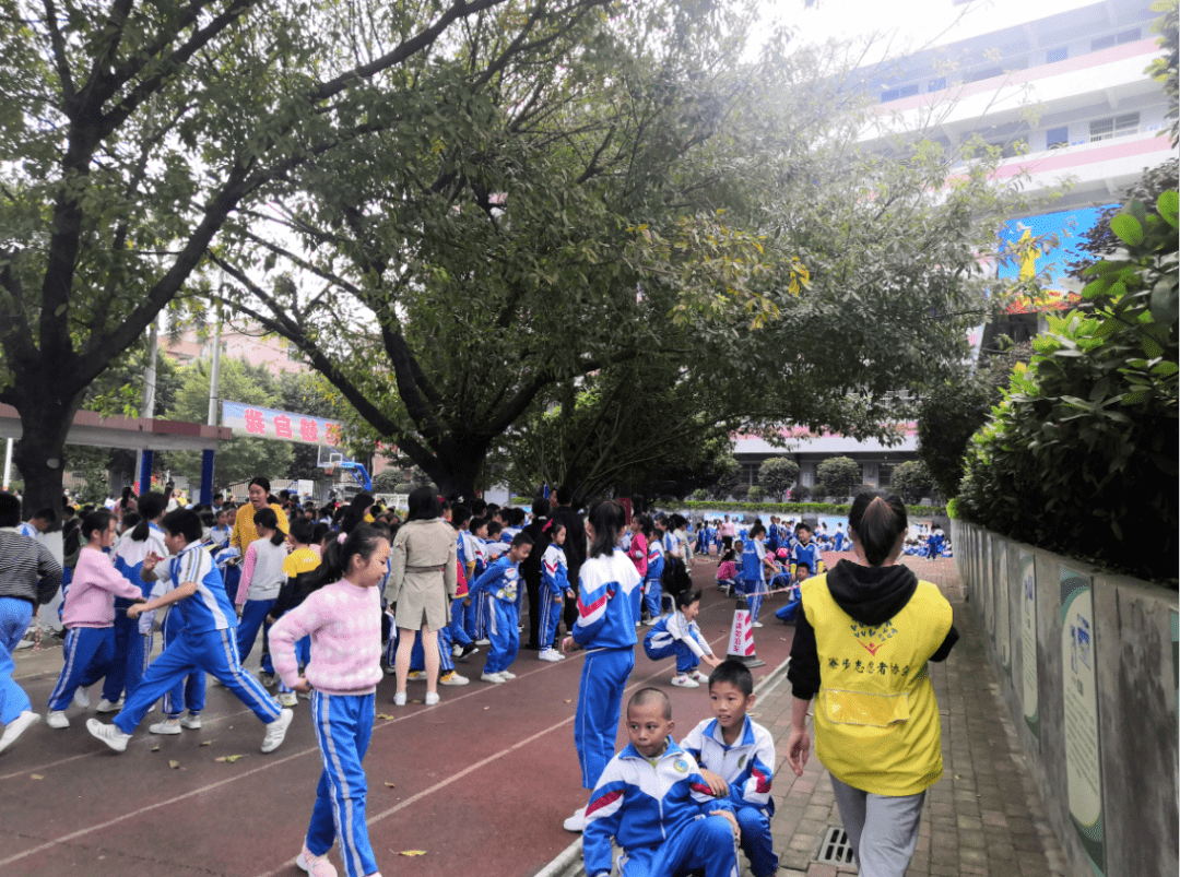红荔小学家长志愿服务队协助学校开展《国标》监测体育运动会 !