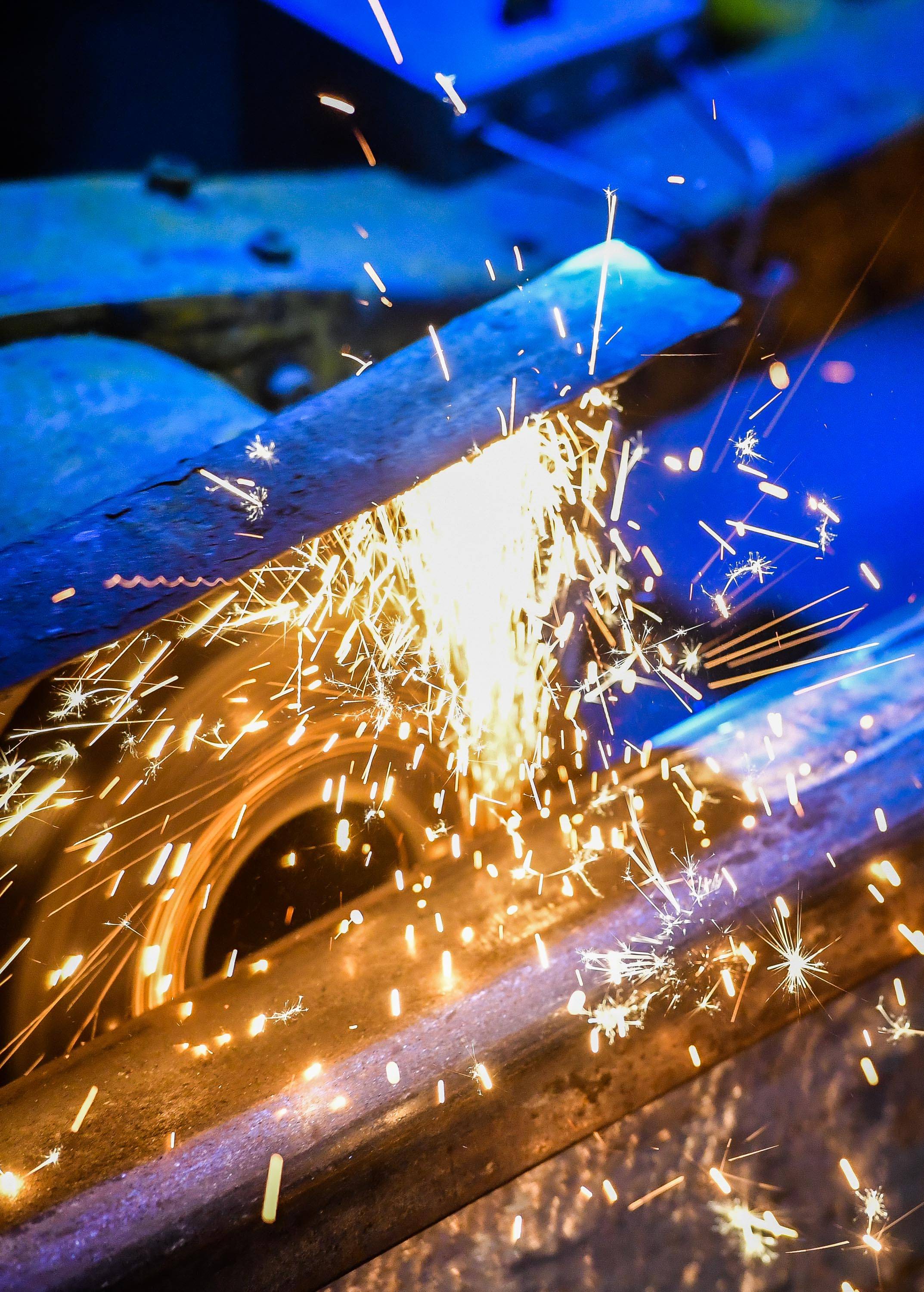 这是广州地铁18号线钢轨上的火花(12月16日摄).返回搜狐,查看更多