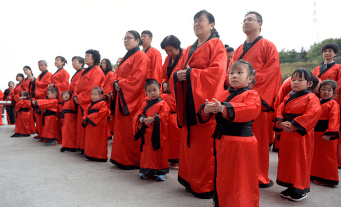 冬至传统习俗还有拜师,赠鞋袜等,冬至这天是学生向老师表达敬意的日子