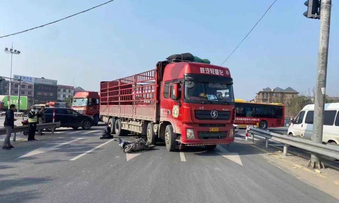 又是大货车转弯海宁许村一老伯死里逃生