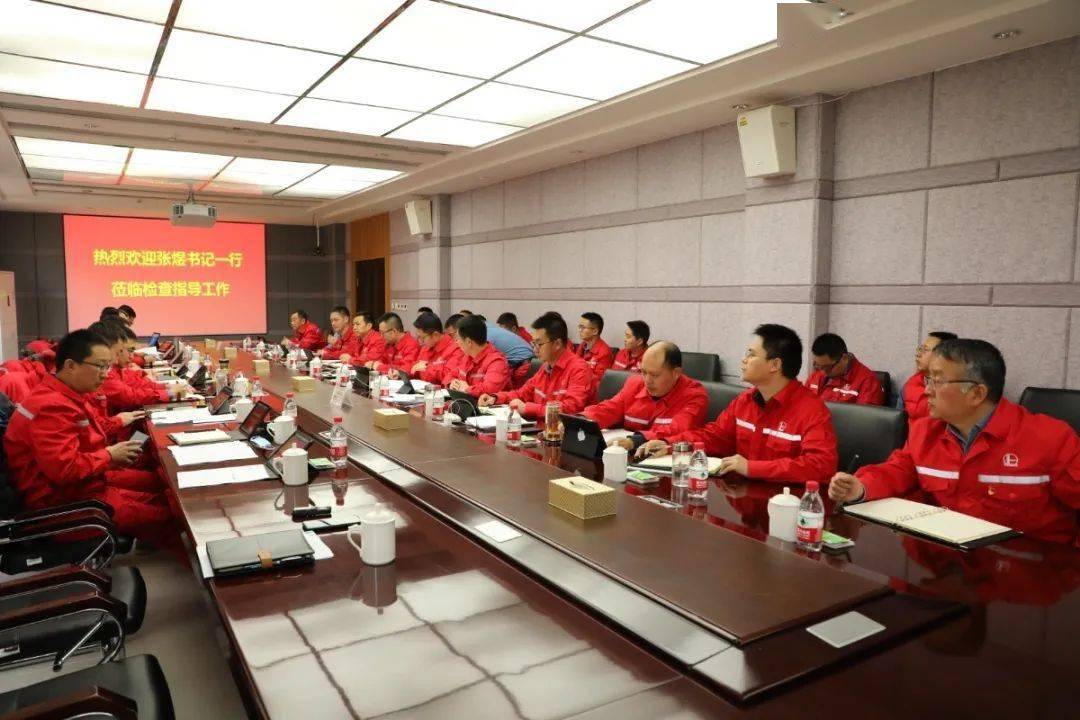 头条速围观西北石油局有限公司执行董事党委书记张煜到采油二厂进行