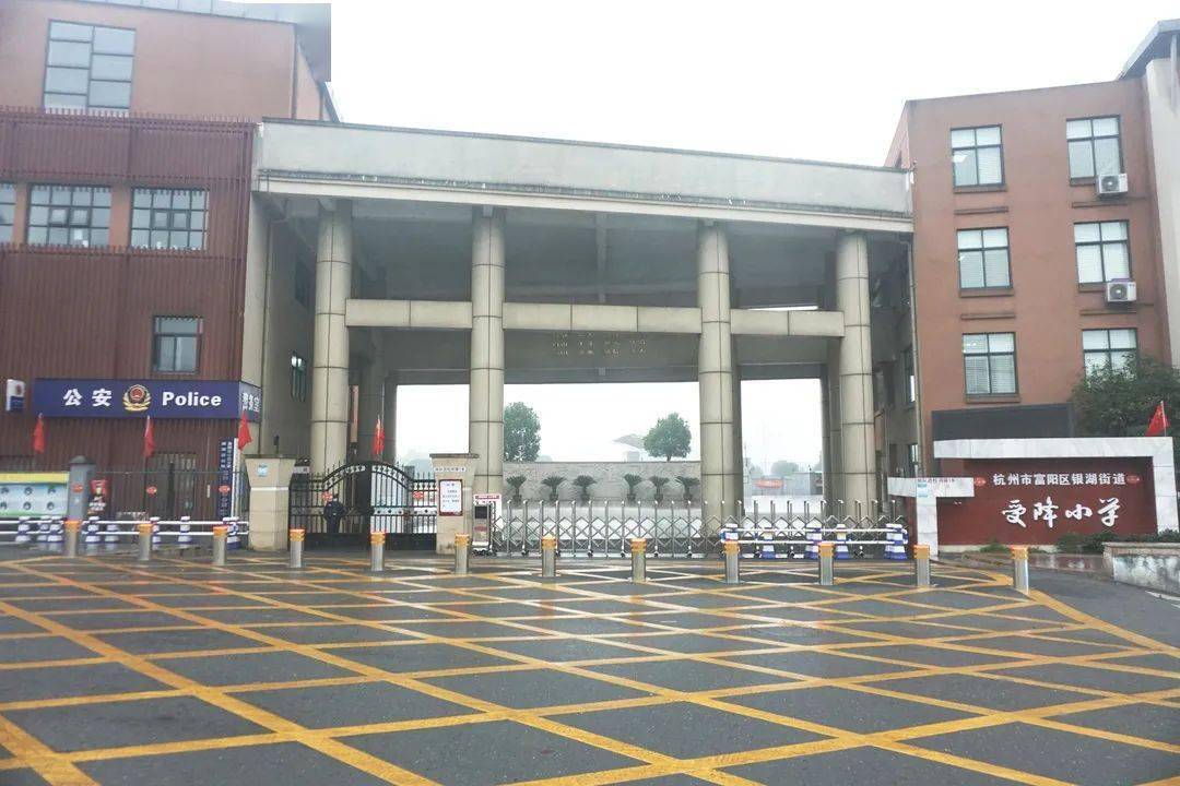 高桥小学副校长徐伟看着近段时间的变化开心地说道:"防撞装置的启用