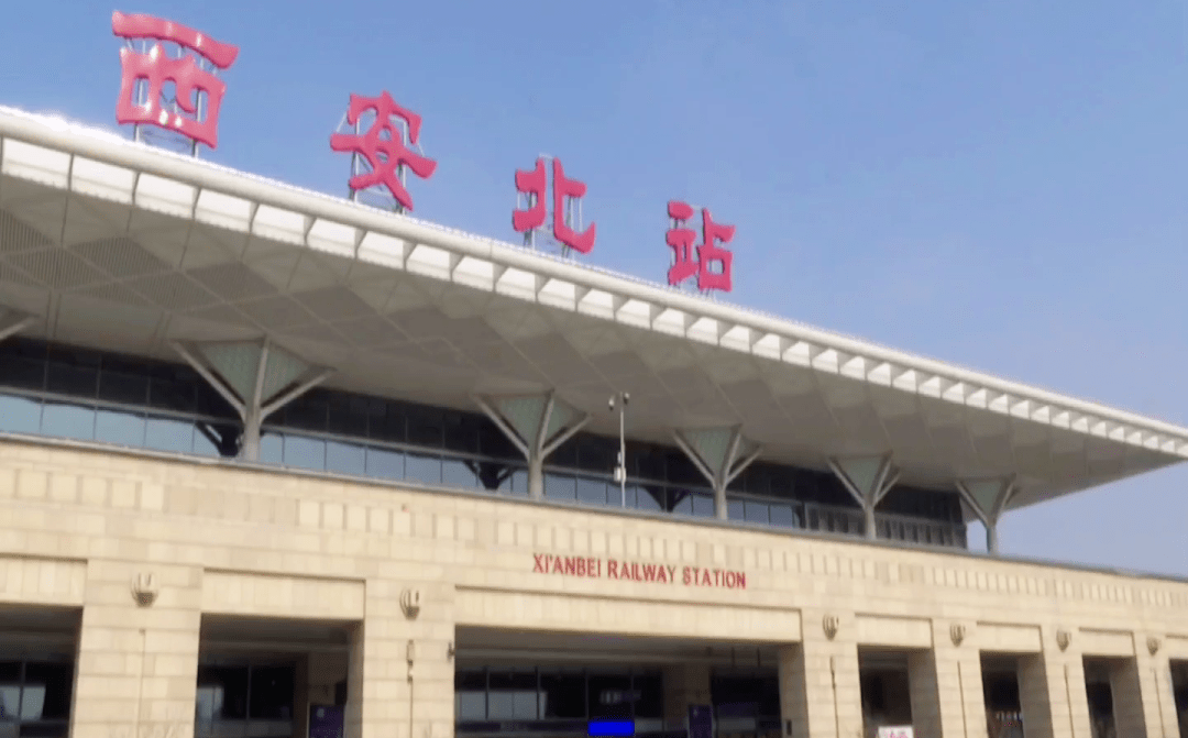 北站,临线乘车的旅客陆续登上站台,看到候车提示牌上西安至银川到发