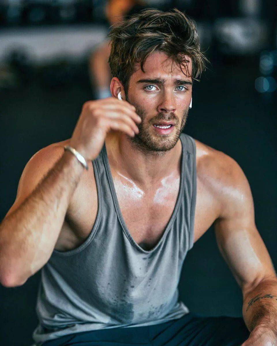 浓眉大眼的德国男模好喜欢他无辜可怜的眼神