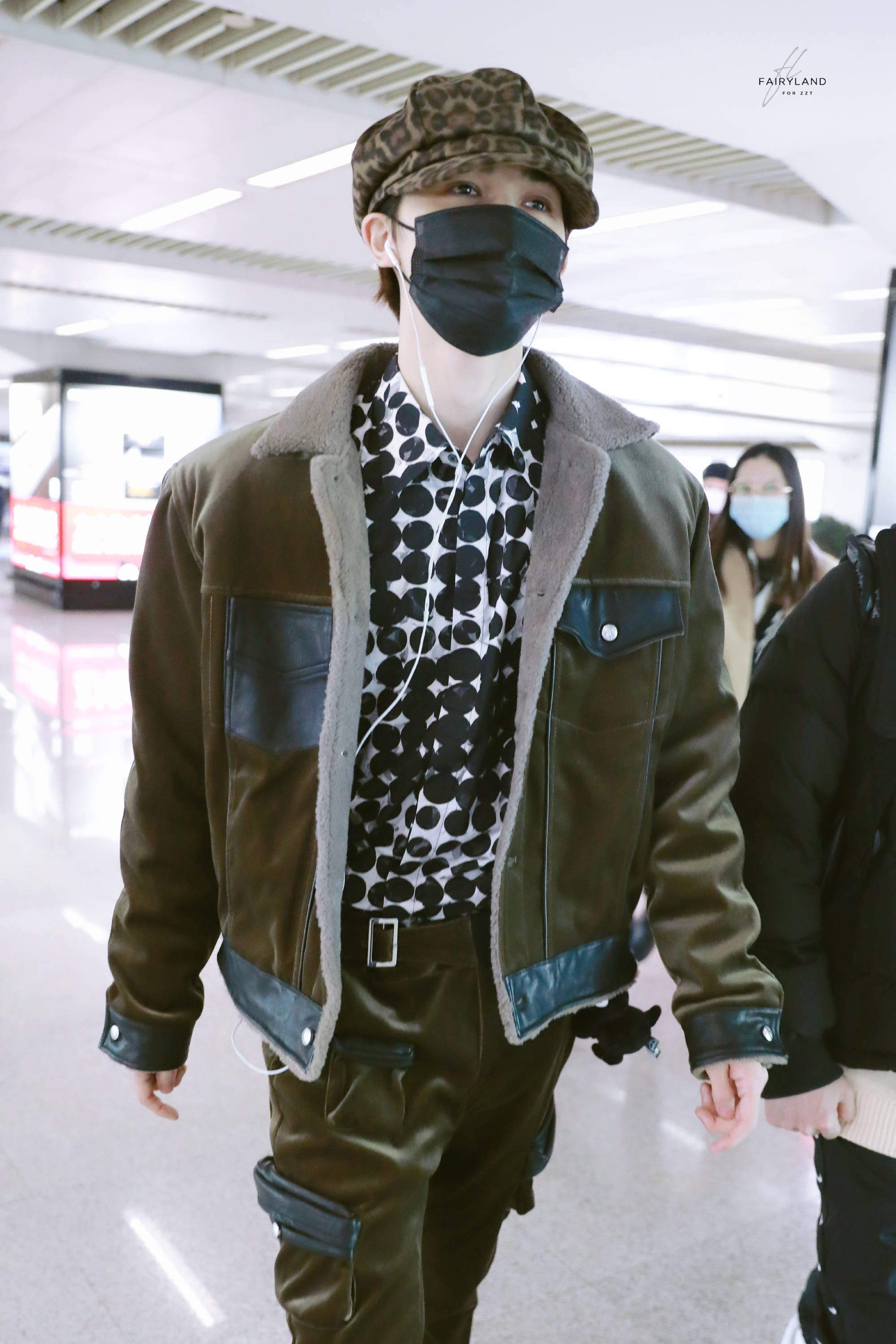 野生豹纹崽崽帅气现身机场 朱正廷昨晚飞回杭州