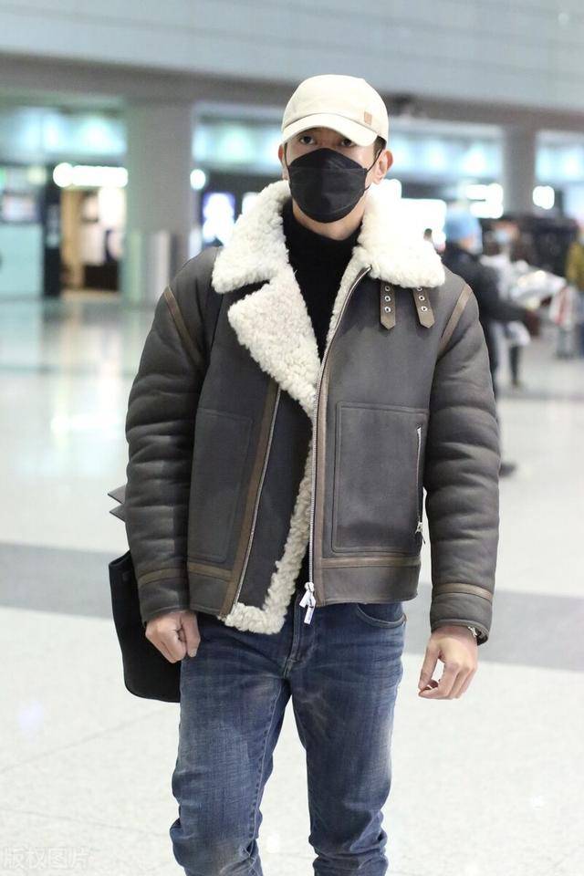 杜江穿羊羔绒外套现身机场一袭打扮又帅又酷