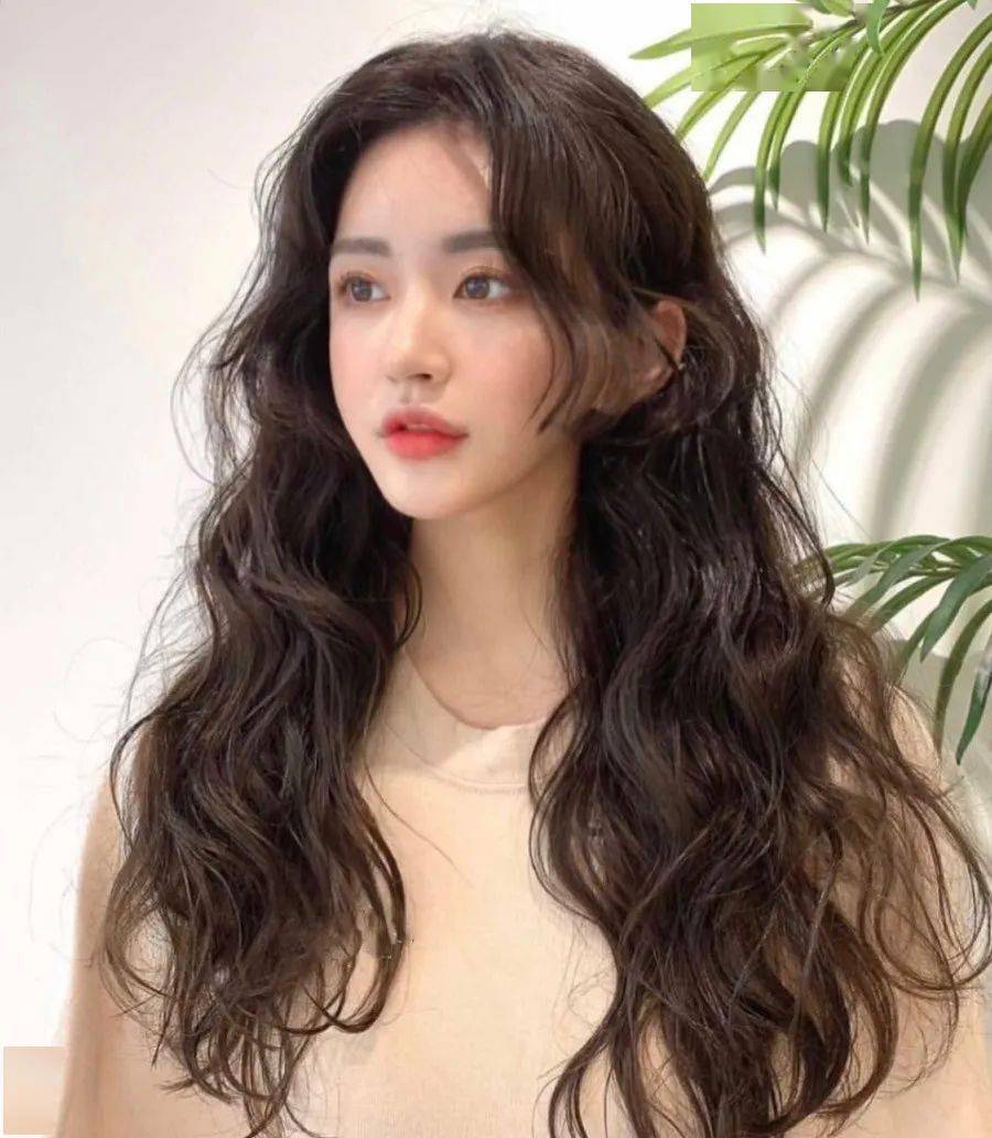 天气渐凉之后蓬松又温暖的卷发开始成为主角除了羊毛卷外今年"海藻卷"