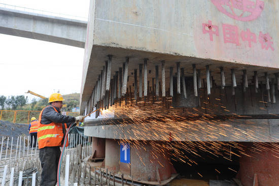 安九铁路江西段庐山特大桥转体桥成功转体_施工