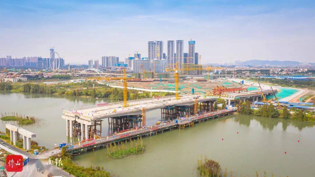 12月15日,顺德环湖路南段工程桂畔海大桥主桥顺利合龙.