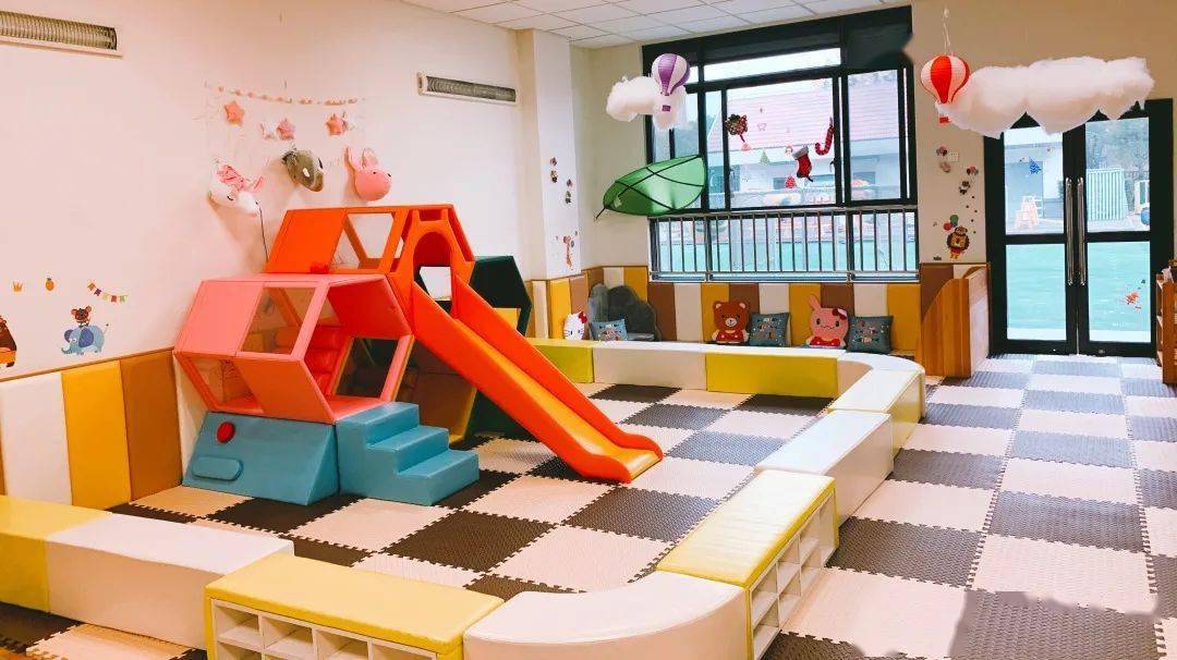 金童幼儿园(明月部)现有托班2个,幼儿40名.