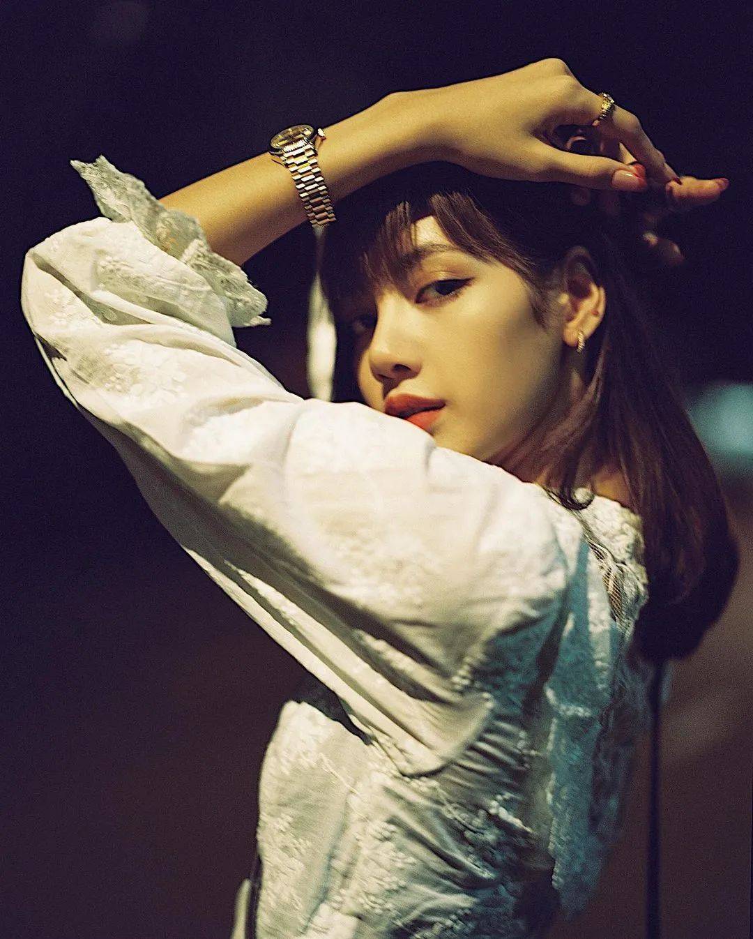 09|弯肘,摸头顶08|抬手,扎头发07|靠墙,摸下巴06|半蹲,手摸头05|倚靠