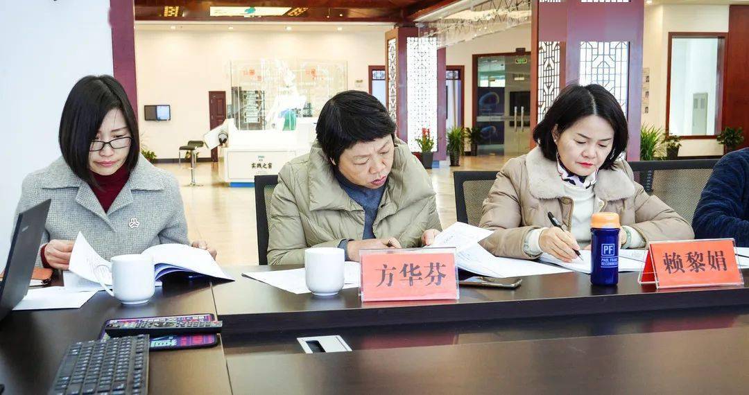 新时代文明实践中心举行清廉家庭评议会对全市24户候