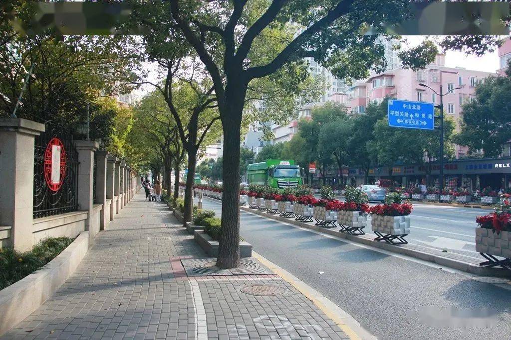 心情愉悦汾西路(江杨南路-共和新路)安业路汾西路路口新建的街心花