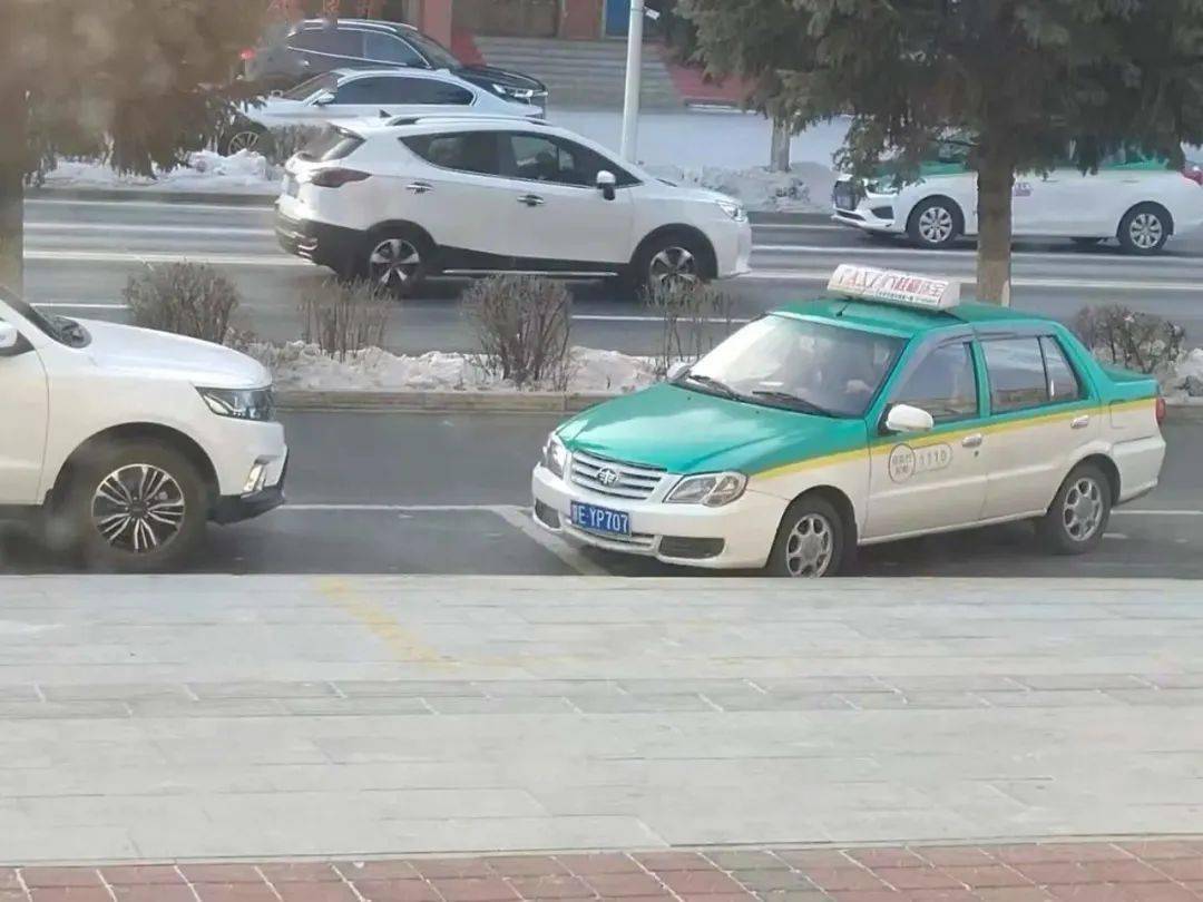 牙克石交警近期严厉整治出租车占道乱停的违法行为