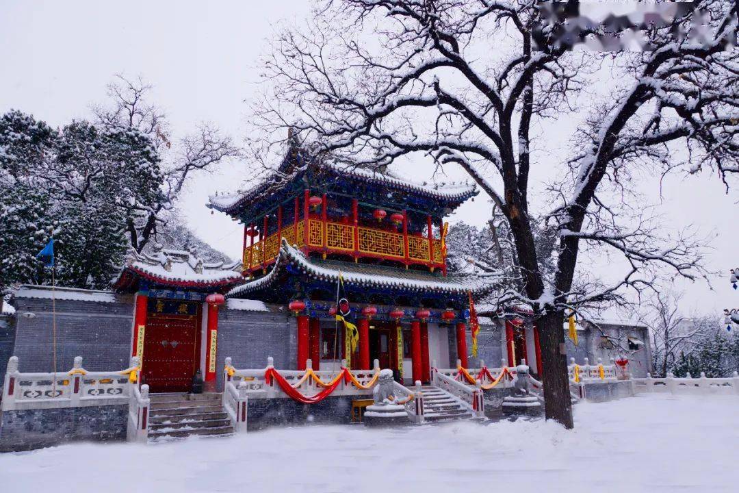 栏璀璨,每旭日东升,夕阳晚照,则光流天际,彩彻云衢,古今艳称赤城流霞