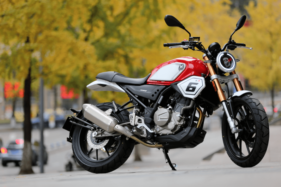 2万不到的新潮复古配20l大油箱和铝合金后平叉汉威furious250sc静态