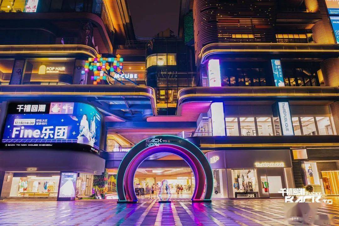 成都摩方定位城南精英新贵生活集合,因此,在品牌规划方面,摩方强化了