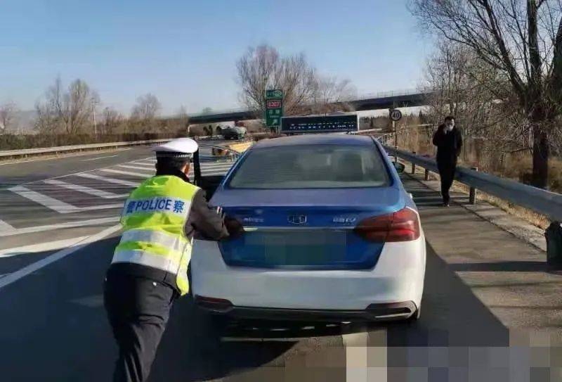 離石一出租車送乘客去往太原機場癱瘓在高速公路