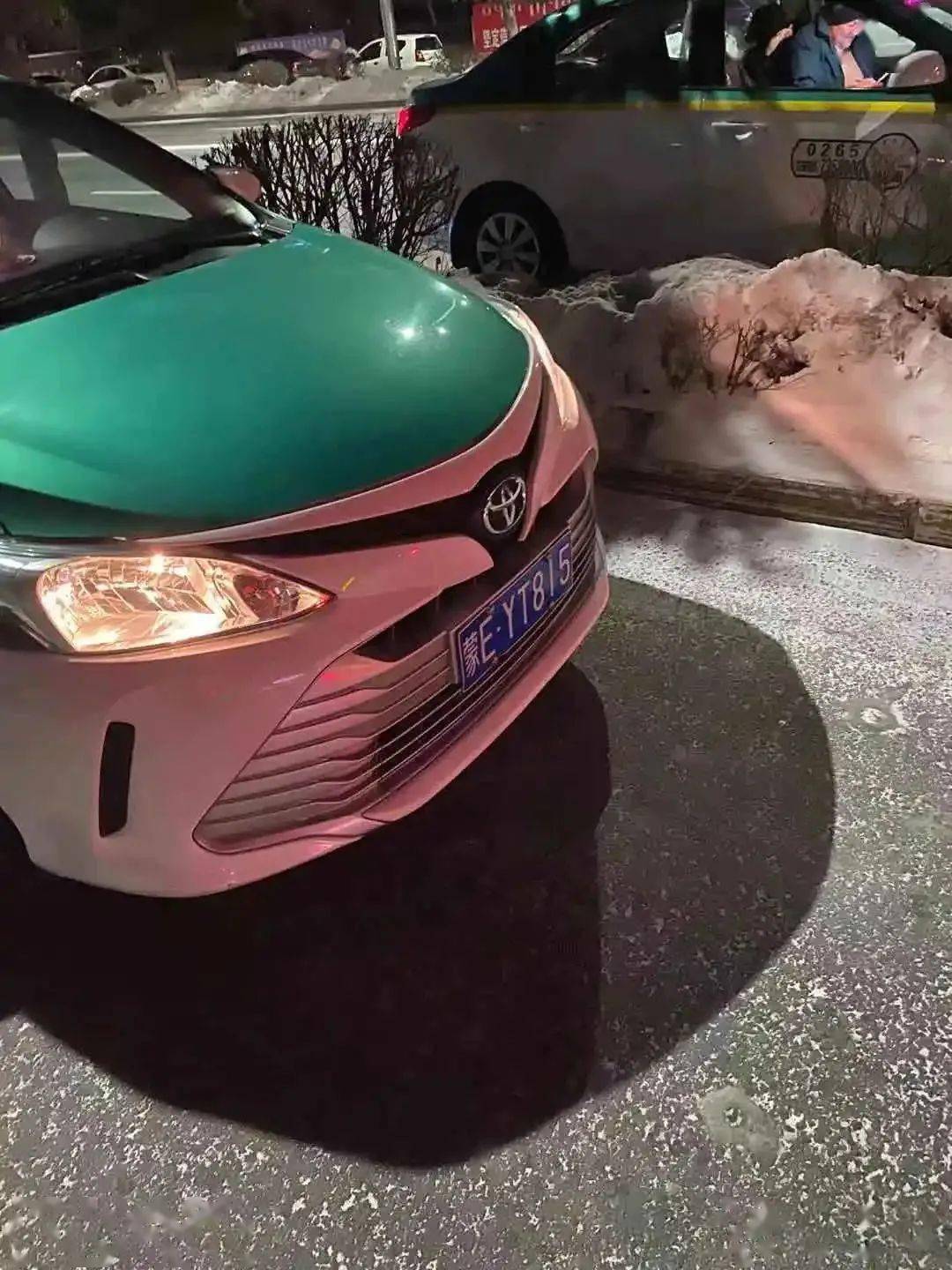 牙克石交警近期严厉整治出租车占道乱停的违法行为