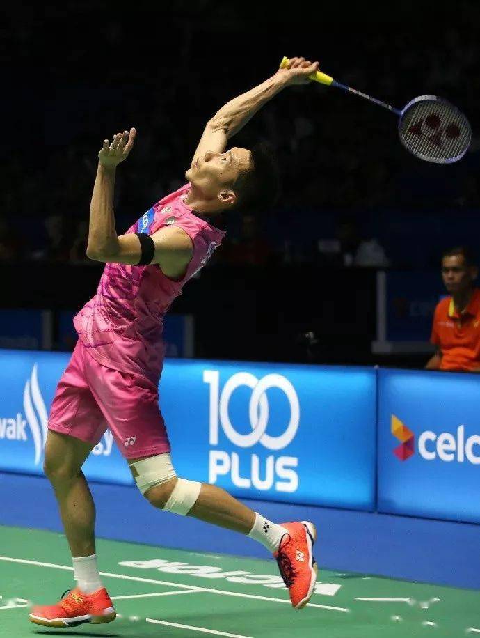 羽毛球交叉步和并步究竟哪一种步法更好用呢