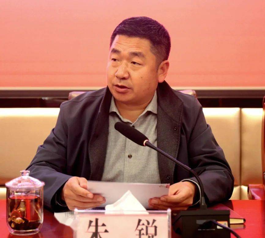 金川县委副书记,县长朱锐就贯彻落实好会议精神,朱锐围绕八个"必须"