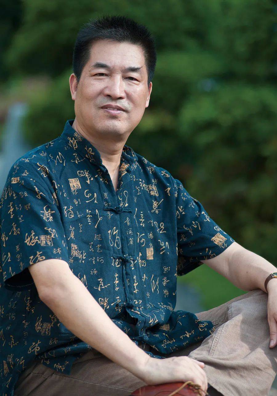 丁力,男,安徽人,居深圳.中国作家协会会员.文创一级.