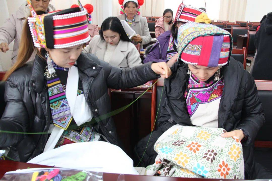 泸西县开展2020年度最美绣娘颁奖及培训活动