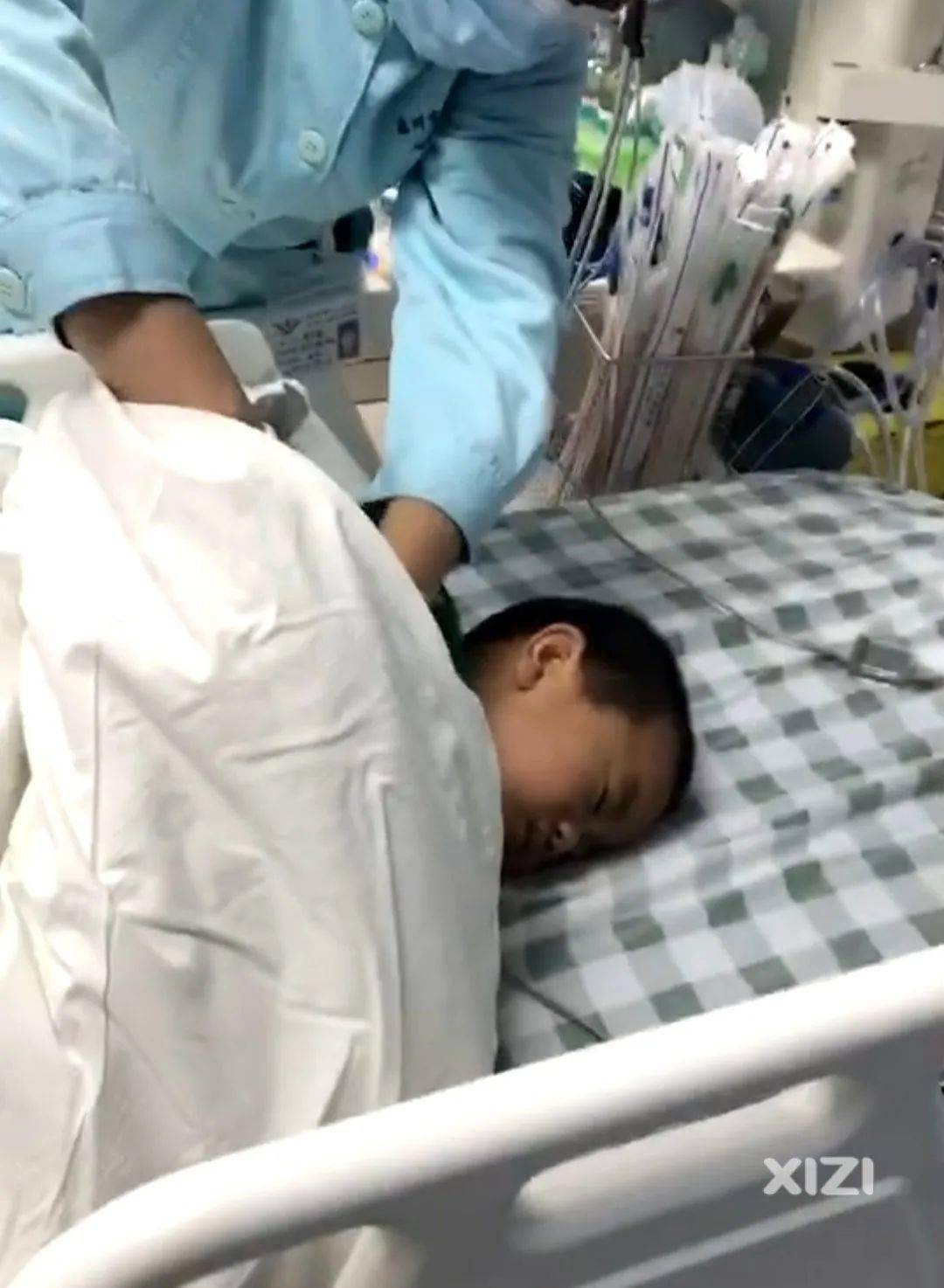 汝湖一小孩不慎落水求上来时已经没了意识幸得路过医生抢救