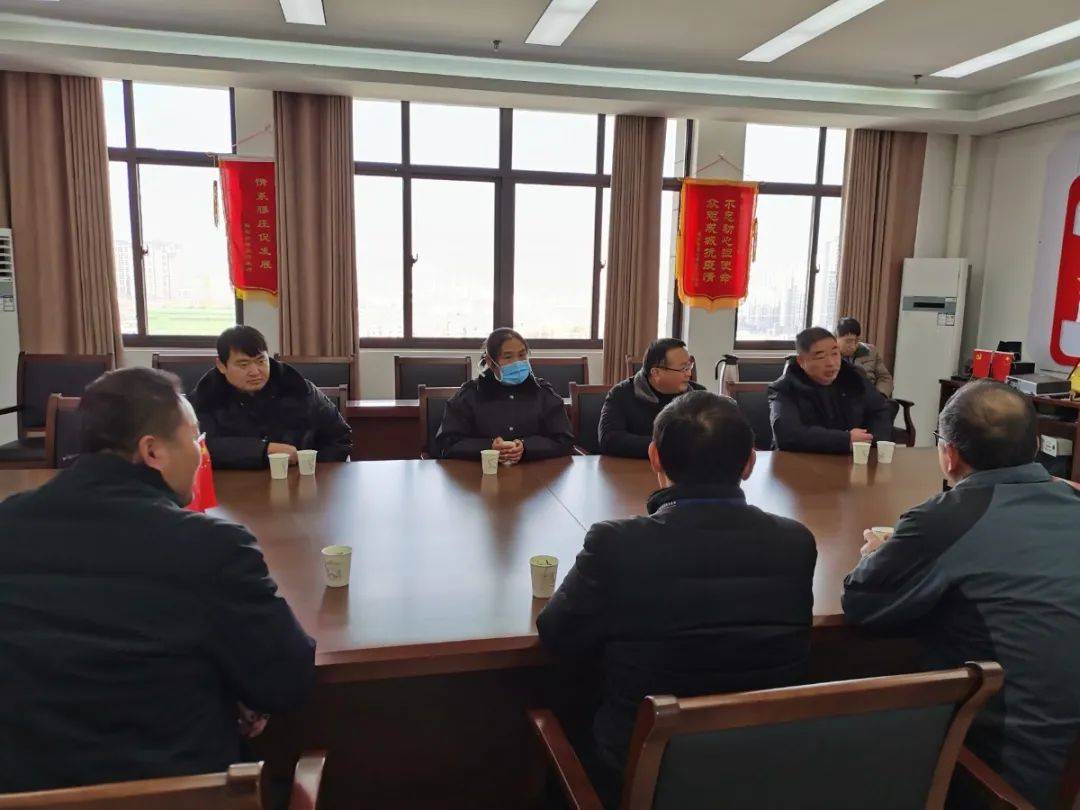孙永力向客人们介绍了我校近几年的发展情况,特别介绍了在扶贫"双包"