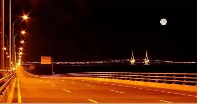 东海大桥远眺(来源:中铁大桥局集团公众号)霞光映照下的东海大桥(来源