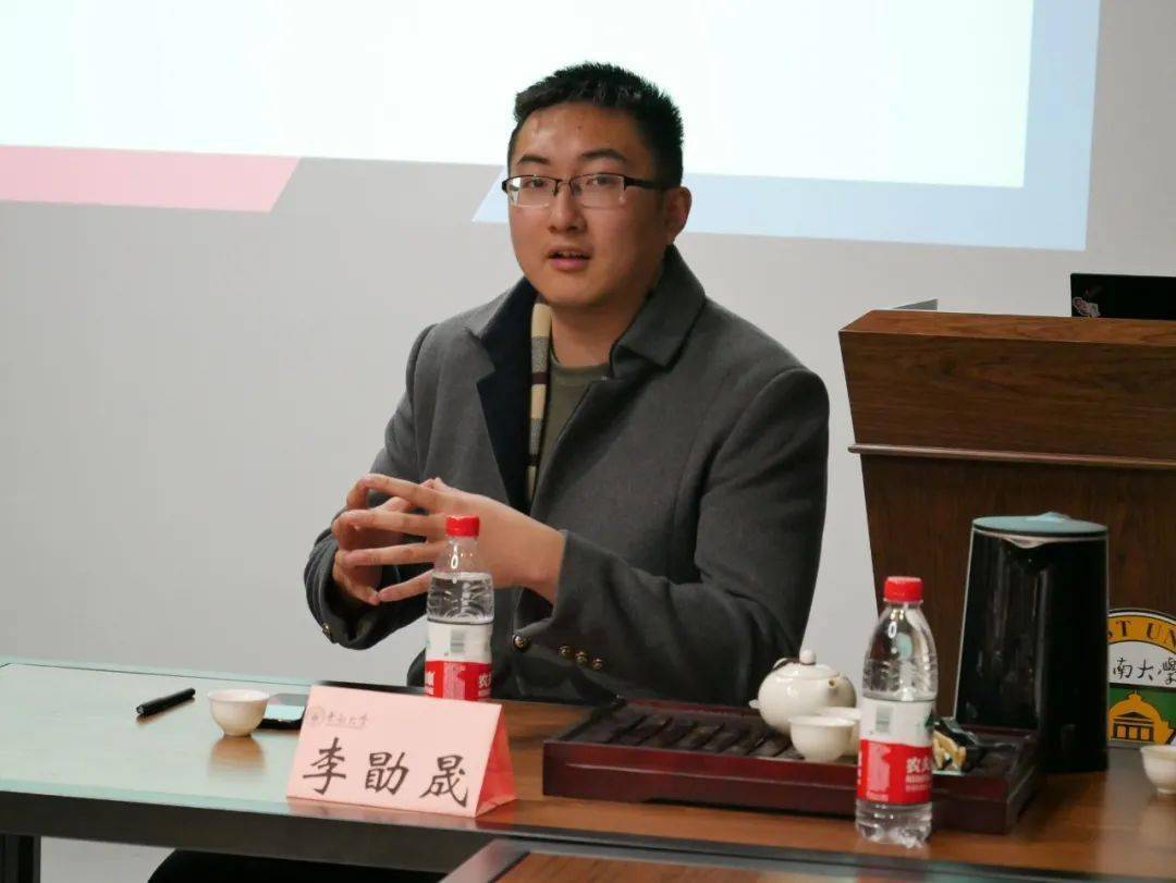 孙威老师认真倾听了邓春溪同学的发言,不仅在同学发言后进行了有益的