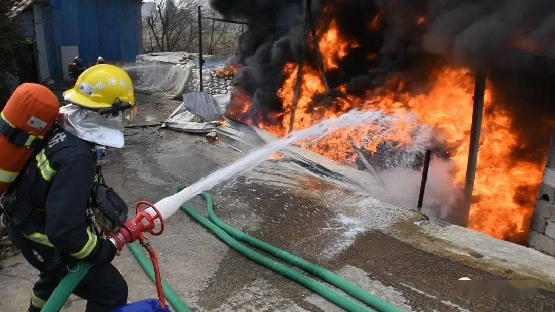 事发池州村民祭祀燃放烟花爆竹致露天堆放物突发大火现场浓烟滚滚视频