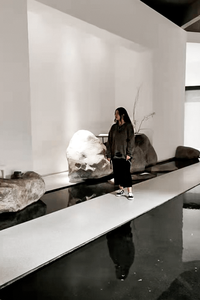 又挖到一处冷门打卡点泉州这间5000㎡极简风艺术馆被小红书博主们排队