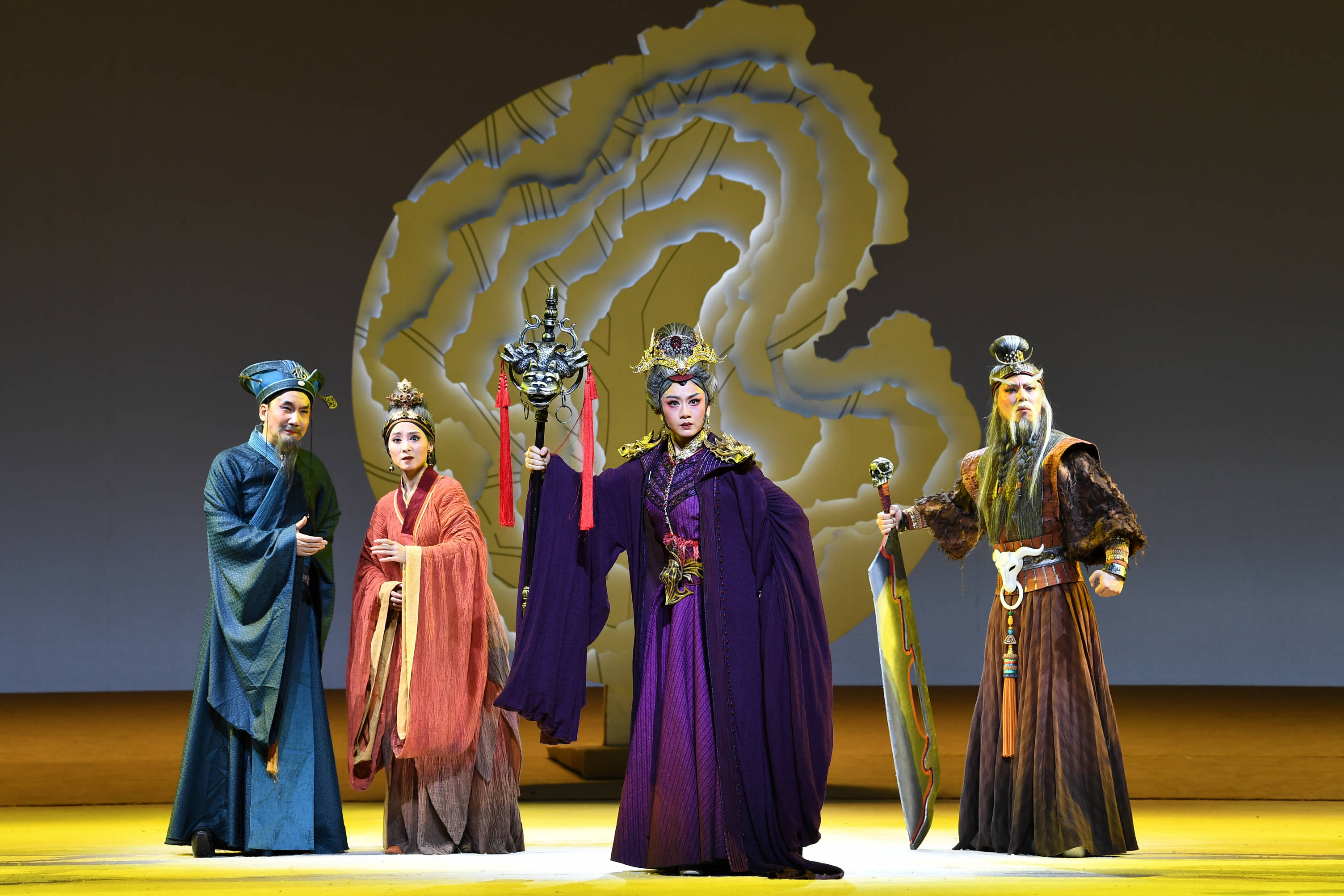 这是该剧第一次在北京演出,一众粤剧名家新秀的精彩演绎,恢弘的场面