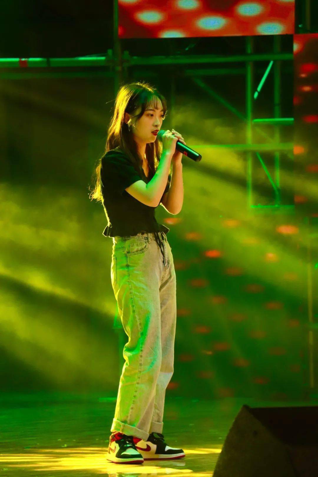 紧接着青春榜样团的马卓龙学长给大家献唱校园民谣《虎口脱险》一曲