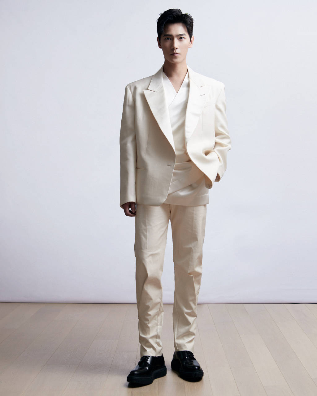 今晚杨洋将出席2020腾讯视频星光大赏,下午杨洋资讯站公开了杨洋今晚
