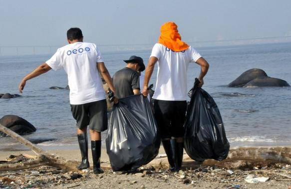 巴西志愿者清理旅游胜地瓜纳巴拉湾垃圾20多吨