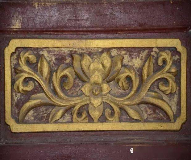 装饰有傣族地区独有的金水漏印图案,这种图案通常选材自经书,既有建筑