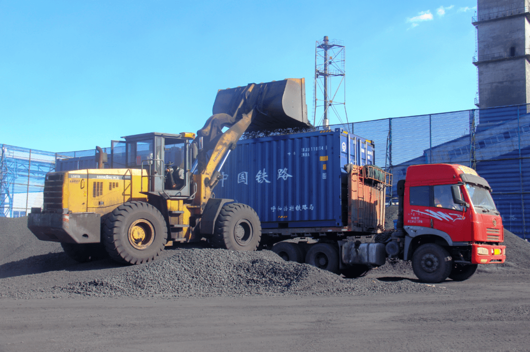 煤炭厂区没有铁路这要从敞顶箱独特的装运方式说起早期的敞车直接装运