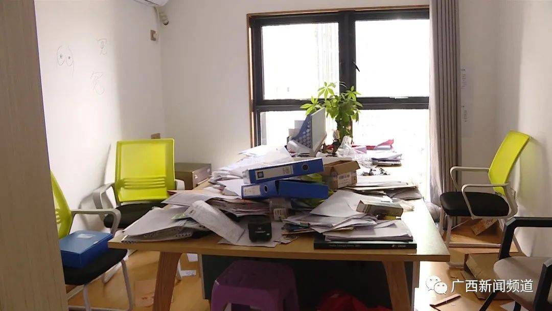 记者来到位于小区的广西广发装饰工程有限公司办公室,环境脏乱,一些