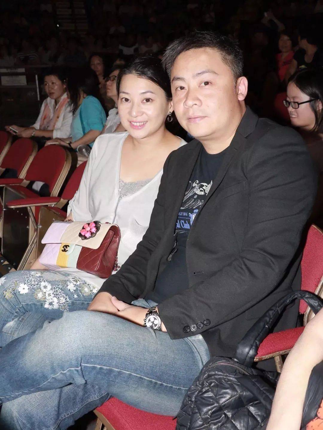 李影珊在车内的激吻照陈伶俐是一个情商非常高的女人很讨公公婆婆的喜