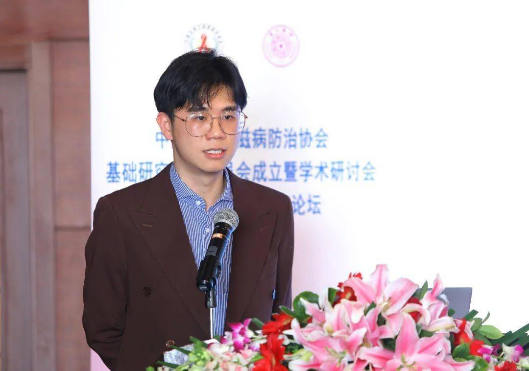 清华大学李杨阳博士做《hiv的治愈策略》报告药监局药品审评中心