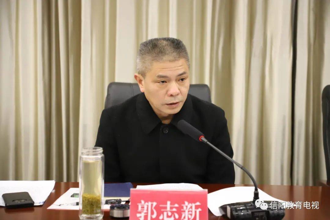 郭志新主持座谈会.